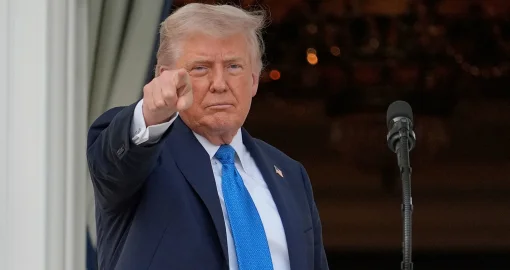 Дональд Трамп 12 елдің азаматтарына АҚШ-қа кіруге тыйым салды