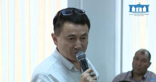 Шерзат сотынан кейін Абзал Шынасыл әйнекті сындырып, адвокатқа қарай ұмтылған