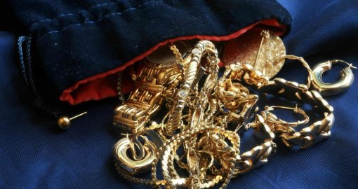 "Сеніміме әбден кірген еді": БҚО-да 18 жастағы жігіт пәтер иесін тонап кетті