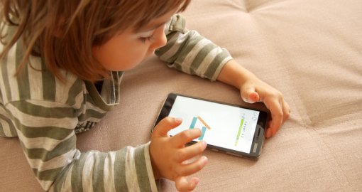 Баланы смартфонмен қашан таныстыру керек - сарапшы кеңесі