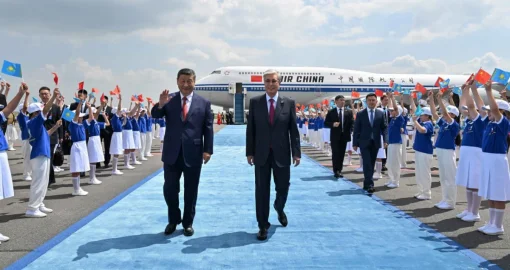 Тоқаев Си Цзиньпинді Астана әуежайынан ерекше қарсы алды