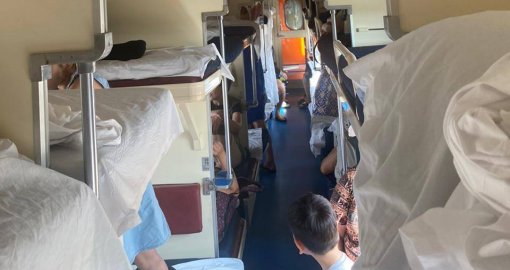 «Жүк пойызы үшін». Алакөлге баратын халықты 6 сағат қапырық вагонға қамап қойған