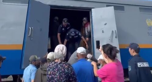 Шалқардағы жүк дауы: халық наразы, ҚТЖ түсініктеме берді