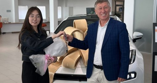 ҰБТ-дан 140 балл алған оқушы қыз Жанайым Рашид сыйлыққа электрокөлік алды