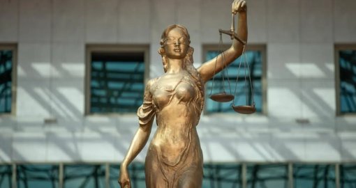 "Жеті бала, анасыз қалдық": Шымкентте биік қабаттан құлап қаза болған әйелге қатысты сот шешімі шықты