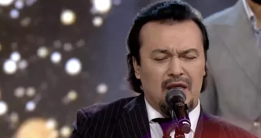 Жұбаныш Жексенұлы әуежайда ішімдік ішіп, әйелдің телефонын қағып жібергені үшін сот алдында жауап берді