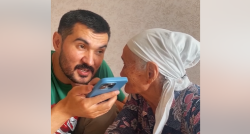 "Рахмет, айналайын": әнші Бейбіт Көшқалиев ChatGPT-мен анасын сөйлестіріп, жұртты күлкіге қарық қылды