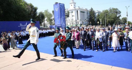 Алматыда 5 мыңнан астам адам Абай әндерін шырқап, ескерткішіне гүл қойды