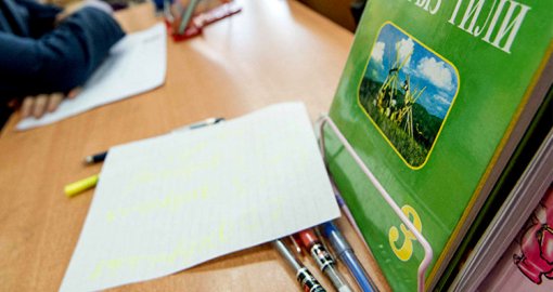 Садыр Жапаров қырғыз тілінің қолдану аясын кеңейтетін заңға қол қойды