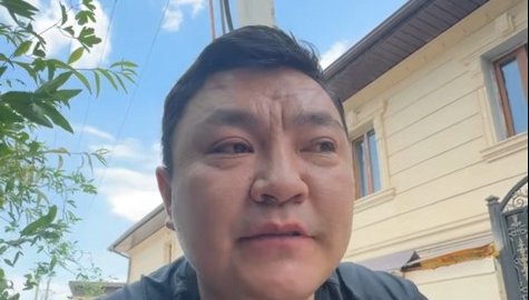 «Қуаныштан жылап отырмын»: аутизмі бар түлек Қазақстандағы беделді университетке грантқа түсті