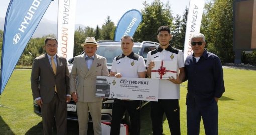 Рафаэль Уразбахтинге көлік, Темірлан Анарбековке планшет сыйлады