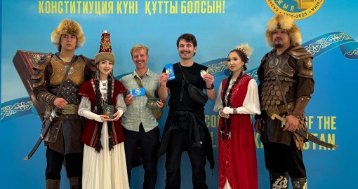 Алматы туристерді Конституция күніне арналған естелік сыйлықтармен қарсы алды