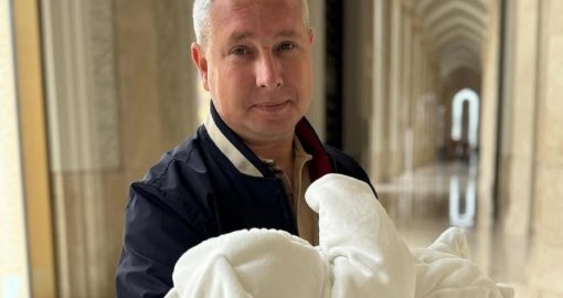 «Геннадийқызы Адель»: Сенат депутаты сәбиіне мешітте азан шақырып, ат қойған