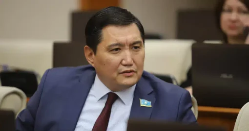"Көкемізге тиіспе": Базарбек өзіне жан-жақтан қоңырау түсіп жатқанын айтты