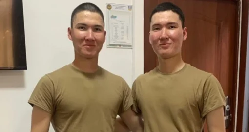 «Қойға да қарайды ғой». Әскерде қайтыс болған егіз сарбаздың туыстары жан айқайларын жеткізді