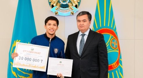 Жеңіс Қасымбек әлем чемпионы атанған боксшыларға 30 млн теңгенің сертификатын табыстады