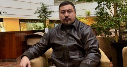 «Мені есалаң дейсіңдер ме»: Олжас Абай Дариға Бадықовамен қарым-қатынасы жайлы мәлімдеме жасады