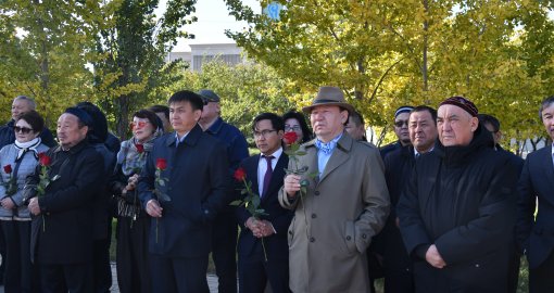 Атырауда Жұмекен Нәжімеденовтің ескерткішіне гүл шоқтары қойылды