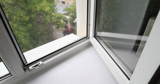 Павлодарда балаларын терезеден лақтырған әйел психикалық орталықта ем қабылдап жатыр