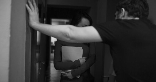 Күш көрсетіп, ақша бопсалайды: Астанада студент қыздар хостел иесі өздеріне зорлық көрсеткенін айтты