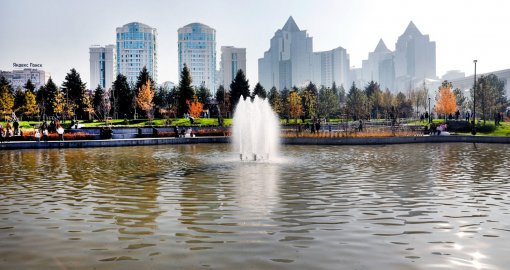 Дархан Сатыбалды Алматыдағы жаңа скверді аралады