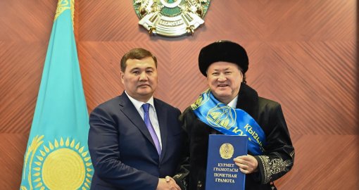 Қызылордада Мұхтар Құл-Мұхаммедке құрмет көрсетілді: облыс әкімі марапат табыстады