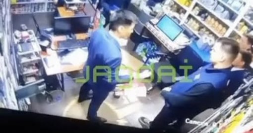 Алматыда компания басшысының өз қызметкерлерін соққыға жыққан видеосы жұрттың ашуын туғызды