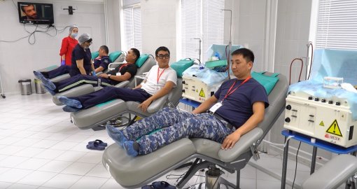 Атыраулық полицейлер жол апатынан зардап шеккендерге арнап қан тапсырды