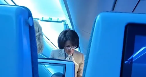 Денсаулық министрі ұшақта есінен танған жолаушыға көмек көрсетті