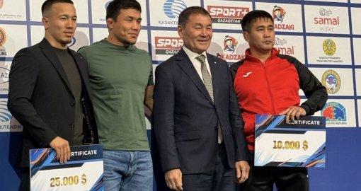 Нұрқожа Қайпановқа Астанадан екі бөлмелі пәтердің кілті табысталды