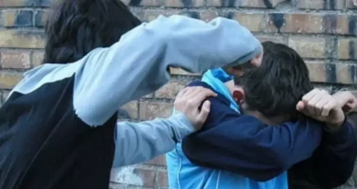 Оралда 11-сынып оқушысы мектеп ішінде төменгі сыныптың оқушысын ұрған