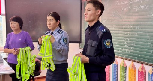 Мектептен үйге қауіпсіз жол: 2,5 мың оқушы жарық шағылыстырғышпен қамтылды