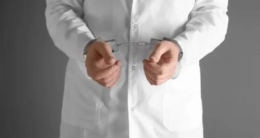 Түркістан облысында бұрынғы бас дәрігер 115 млн теңге жымқырды деген күдікке ілінді