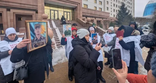 «Әр іс жеке тексерілуде»: Қорғаныс министрлігі қаза тапқан сарбаздардың аналарымен өткен кездесулер жайлы айтып берді