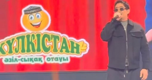 Үстінен қылмыстық іс қозғалған Мұқасан Шахзадаев тағы бір концертте ән айтып жүр