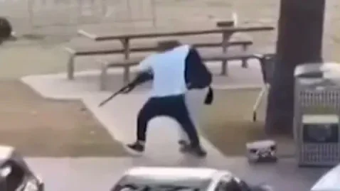 Австралияда әкесі мен ұлы 16 адамды атып өлтірді