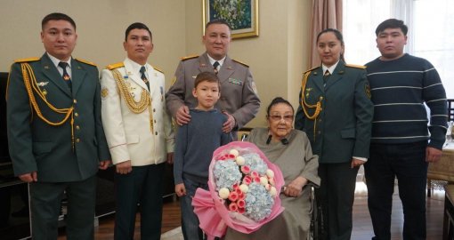 Алматыда әскери қызметшілер Бибігүл Төлегенованы туған күнімен құттықтады