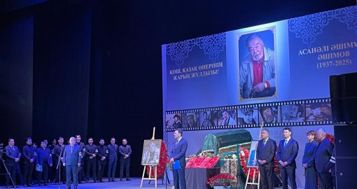 Алматыда Асанәлі Әшімовпен қоштасып жатыр