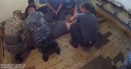 Азаптау ісі: Атбасардағы бұрынғы түрме қызметкерлері ақталды