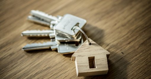 Астанада бұрын сотталған экс-басшы жетімдер мен көпбалалы отбасыларға арналған үйлерді иемденбек болған