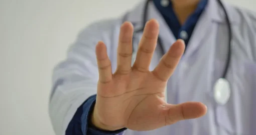 Дәрігерге күш көрсеткендер миллиондап айыппұл төлеп, түрмеге қамалуы мүмкін