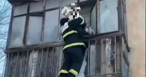 Көкшетауда құтқарушылар өртеніп жатқан үйден 17 адамды аман алып шықты