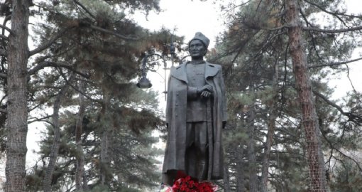 Алматыда Бауыржан Момышұлының ескерткішіне гүл қойылды