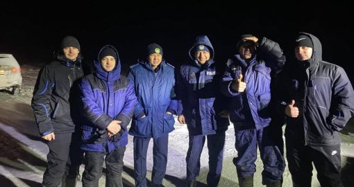 ШҚО-да полицейлер жүргізушілерді қар құрсауынан құтқарды