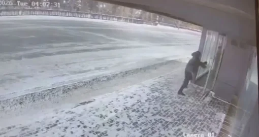 Астанада ер адам жылы аялдаманың әйнегін сындырды