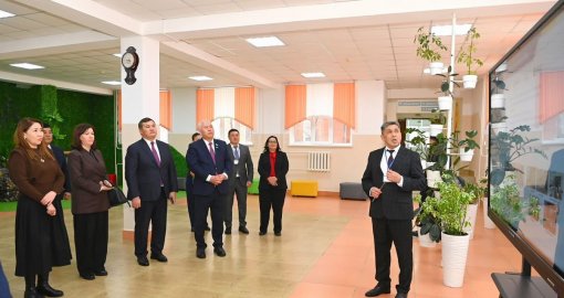 Оқу-ағарту министрі Байқоңыр қаласындағы мектеп-лицейдің материалдық базасымен танысты