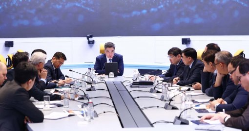 Олжас Бектенов сарапшылармен экономиканы дамыту мәселелерін талқылады