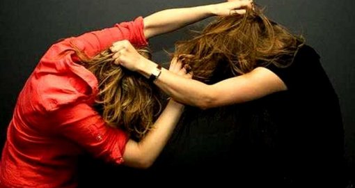 Атырауда адам лық толы автобуста қыздар төбелесті