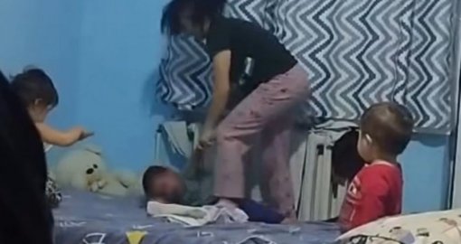 Жаркентте баласын аяусыз ұрып-соққан әйелдің үстінен іс қозғалды