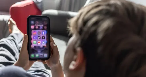 Мәжіліс депутаты 14 жасқа дейінгі балаларға әлеуметтік желілерге кіруді шектеуді ұсынды